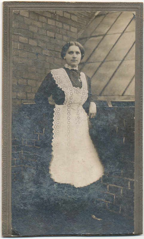 Mustvalge pilt valge põllega lapsehoidjast.