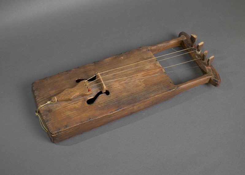 Pruuni värvi pill keeltega. Hiiu kannel.