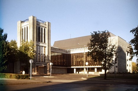 Värviliine pilt uhkest hoonest (Poliitharidusmaja).