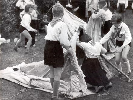 Must-valge pilt lastest püstitamas telki.