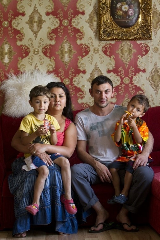 Neli inimest pildil, tegemist romadega.