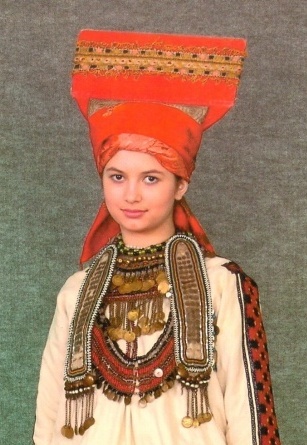 Punane Ersa peakate naise peas.